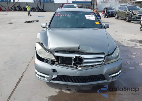 2012 Mercedes-Benz C 250 Sport z USA, uszkodzony, nr VIN WDDGF4HB2CR223348